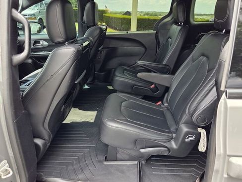 Used 2020 Chrysler Pacifica Touring-L Plus w/ Advanced Safetytec Group FWD image 11