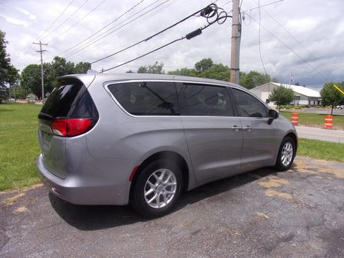 Used 2017 Chrysler Pacifica Touring image 7