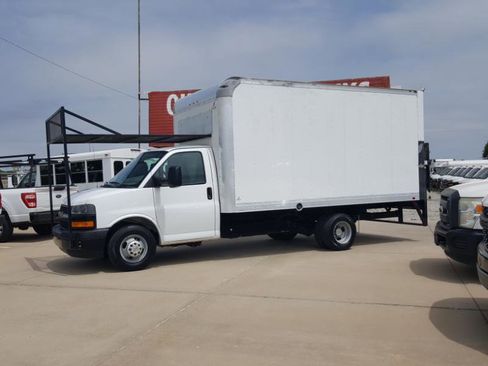 Used 2018 Chevrolet Express 3500 RWD image 2