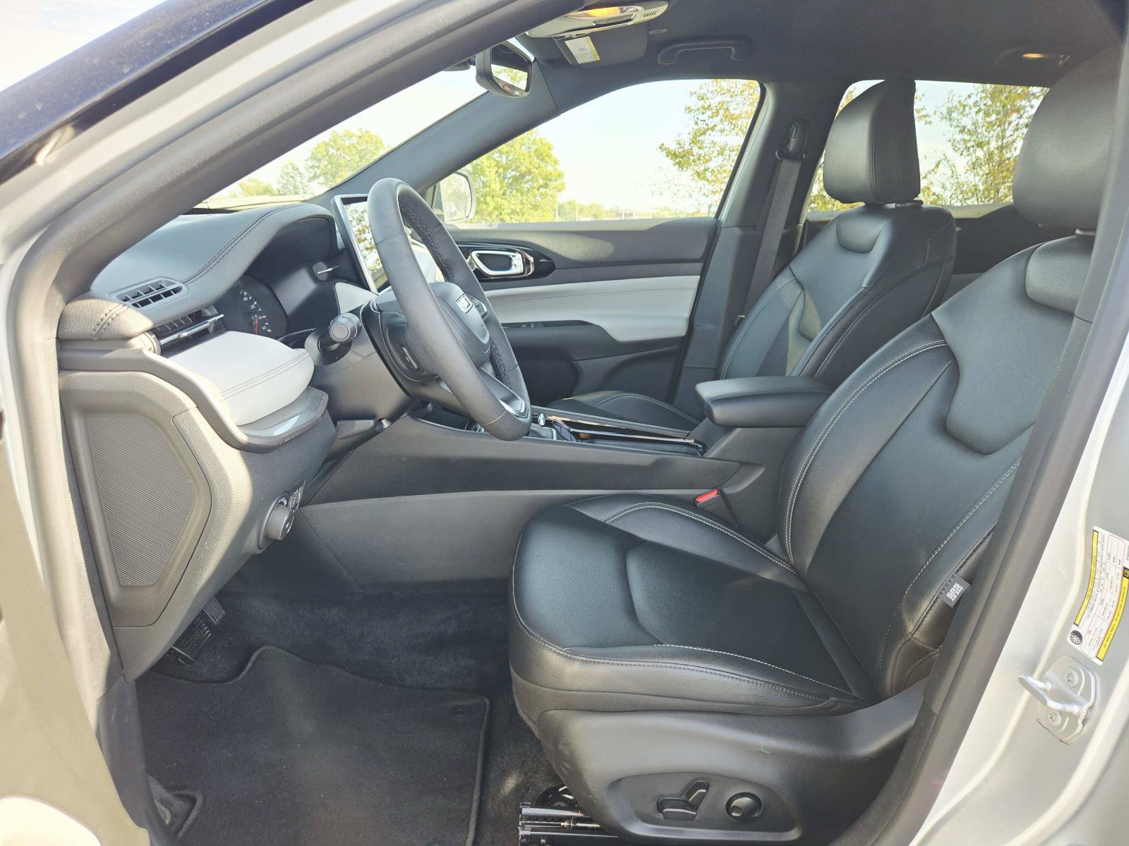 Used 2025 Jeep Compass Limited AWD/4WD image 12