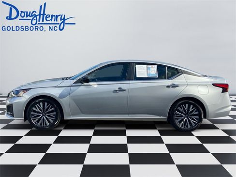 Used 2024 Nissan Altima 2.5 SV image 2