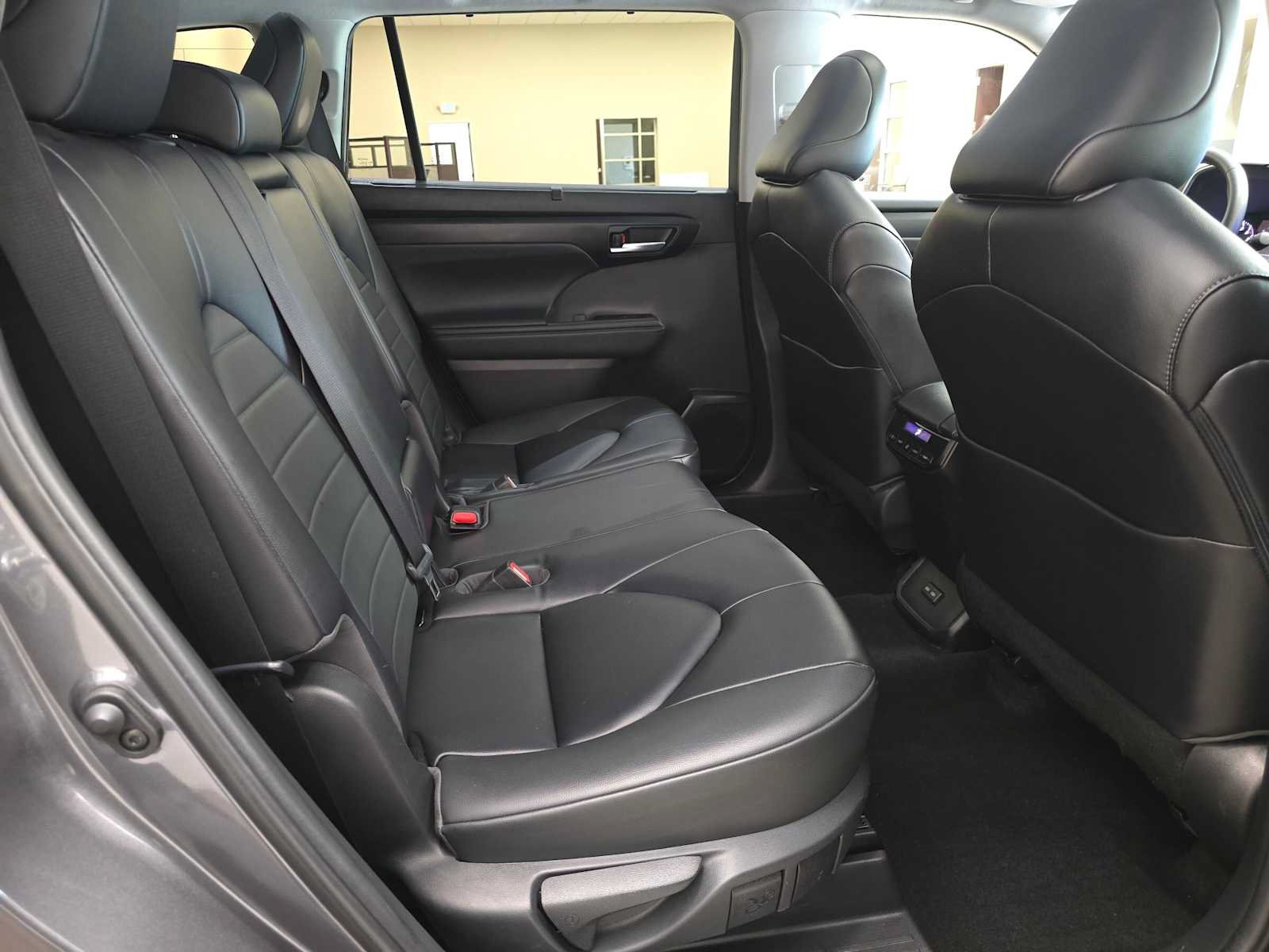 Used 2023 Toyota Highlander XLE AWD/4WD image 26