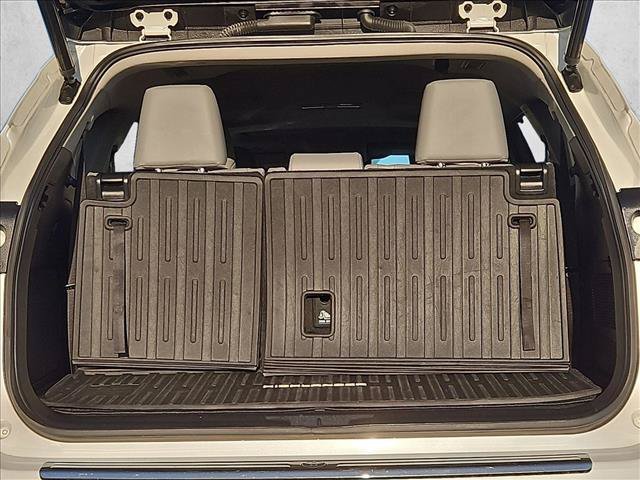 Used 2023 Toyota Highlander Bronze Edition FWD image 6