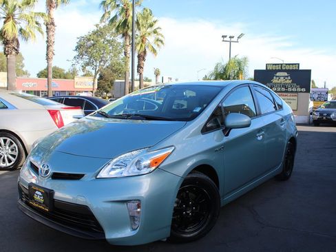 Used 2015 Toyota Prius Four FWD image 2