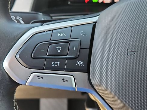 Used 2025 Volkswagen Atlas Cross Sport SE FWD image 21