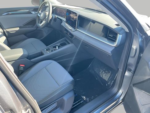 New 2025 Volkswagen Tiguan SE image 10