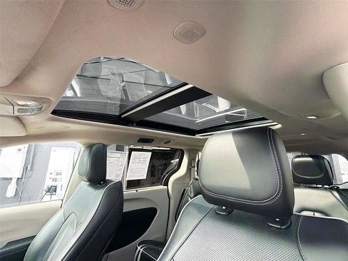 Used 2023 Chrysler Pacifica Limited image 14