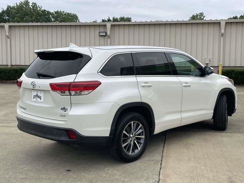 Used 2017 Toyota Highlander XLE FWD image 3