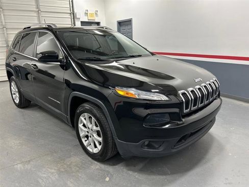Used 2018 Jeep Cherokee Latitude Plus image 2