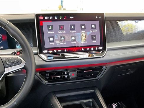 Used 2025 Volkswagen Tiguan SE image 8