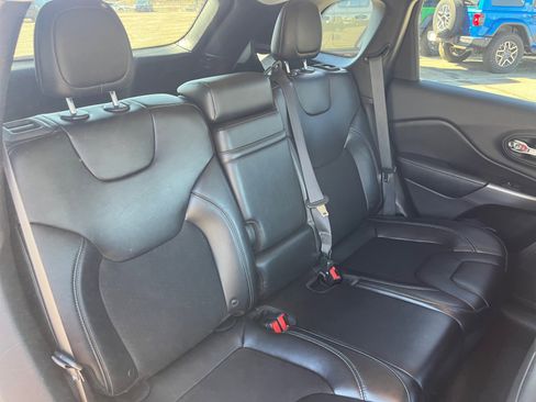 Used 2019 Jeep Cherokee Latitude Plus image 18