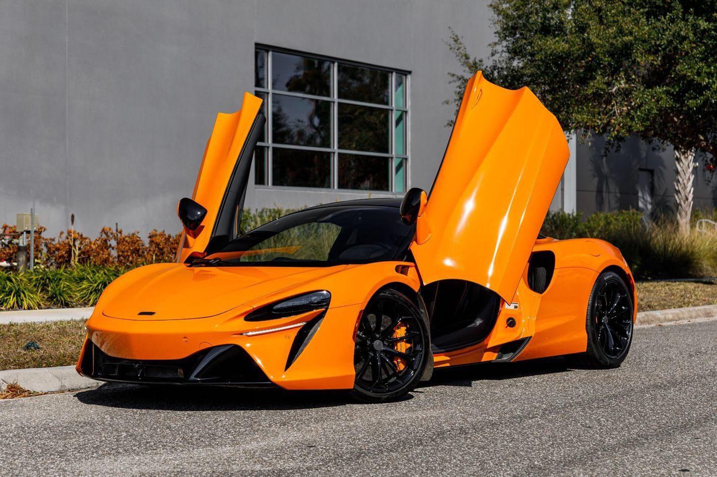 Used 2025 McLaren Artura RWD image 45