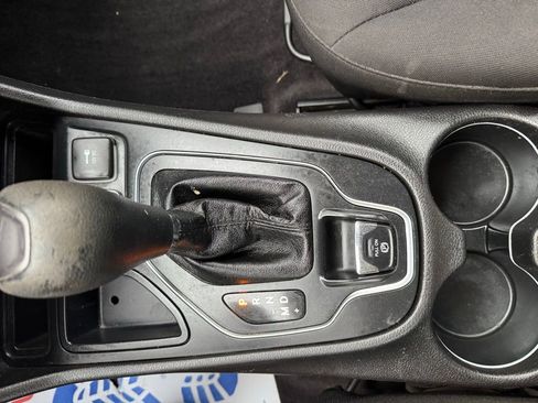 Used 2019 Jeep Cherokee Latitude w/ Popular Appearance Group FWD image 22