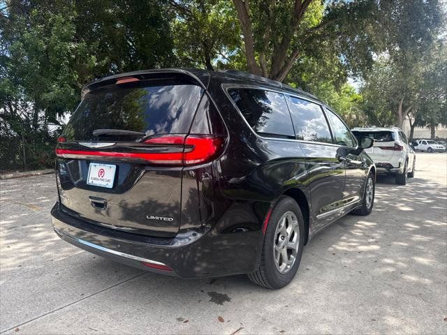 Used 2023 Chrysler Pacifica Limited FWD image 7