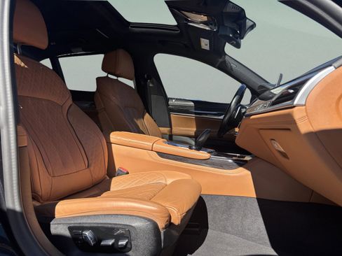 Used 2021 BMW 750i xDrive w/ Luxury Rear Seating Package image 21