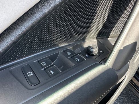 New 2025 Volkswagen Tiguan SE image 18