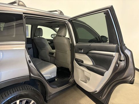 Used 2017 Toyota Highlander XLE AWD/4WD image 34