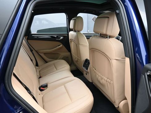 Certified 2025 Porsche Macan AWD/4WD image 27