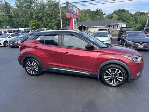 Used 2019 Nissan Kicks SR w/ SR Premium Package FWD image 2