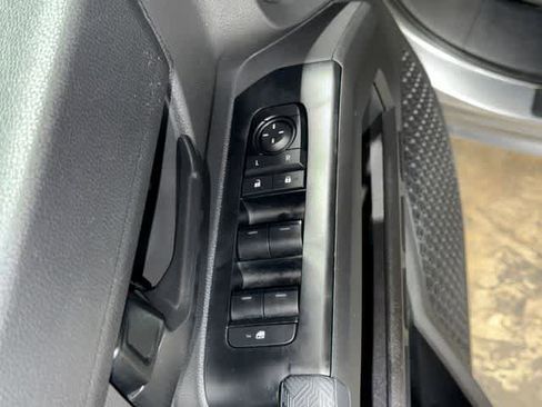 Certified 2025 Toyota Tacoma SR5 AWD/4WD image 22