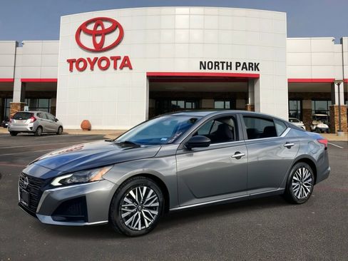 Used 2025 Nissan Altima 2.5 SV image 1