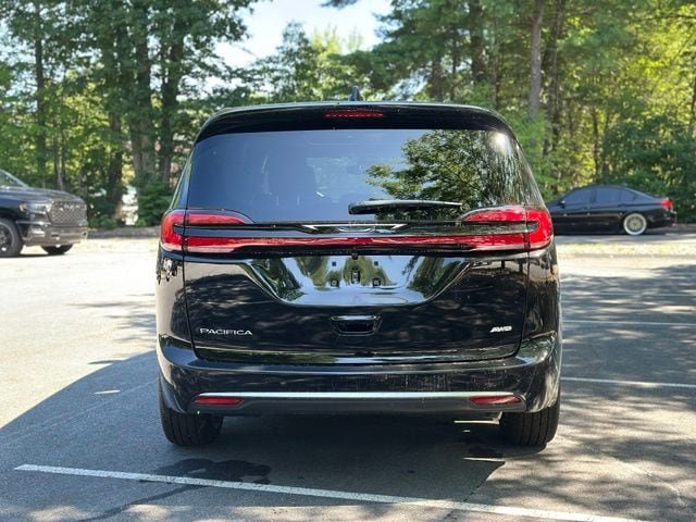 New 2027 Chrysler Pacifica Select w/ Family Tech Group AWD/4WD image 4