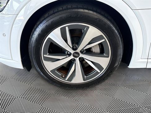 Certified 2024 Audi Q8 e-tron Premium Plus AWD/4WD image 32