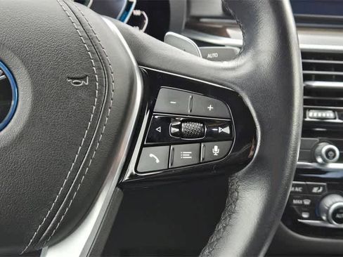 Used 2022 BMW 530e w/ Premium Package image 11
