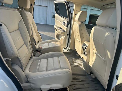 Used 2021 GMC Acadia Denali w/ Denali Technology Package image 9