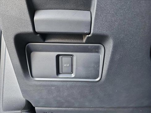 Used 2025 Land Rover Discovery Sport S image 24