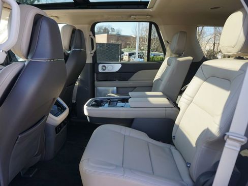 Used 2023 Lincoln Navigator Reserve image 13