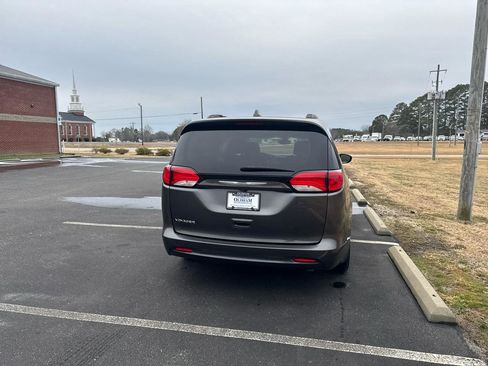 Used 2020 Chrysler Voyager Lxi image 4