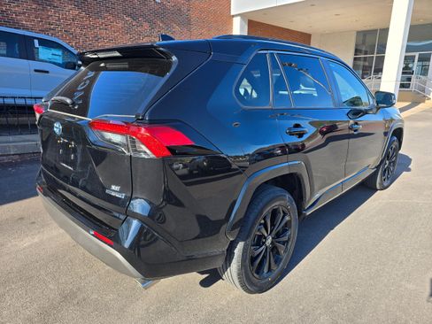 Used 2022 Toyota RAV4 SE w/ Convenience Package image 7