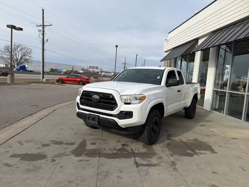 Used 2018 Toyota Tacoma SR image 11
