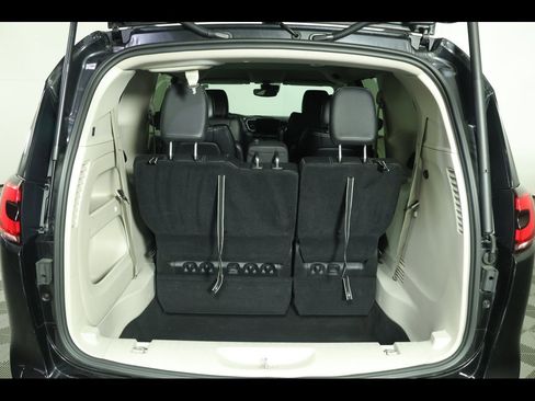 Used 2022 Chrysler Pacifica Touring-L image 15