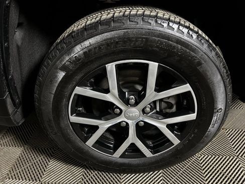 Used 2024 Jeep Grand Cherokee L Limited image 25