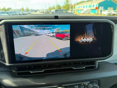 Used 2025 Jeep Gladiator Sport image 18