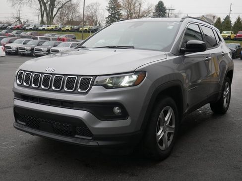 Used 2024 Jeep Compass Latitude w/ Sun and Sound Group image 9