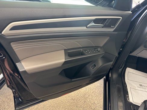 Used 2022 Volkswagen Atlas SEL Premium image 18