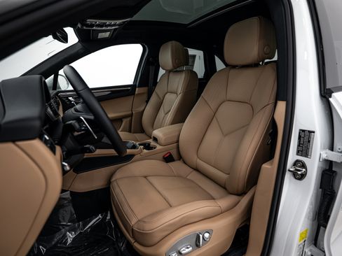 Certified 2026 Porsche Macan AWD/4WD image 5