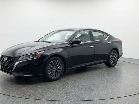Used 2025 Nissan Altima 2.5 SV FWD image 3