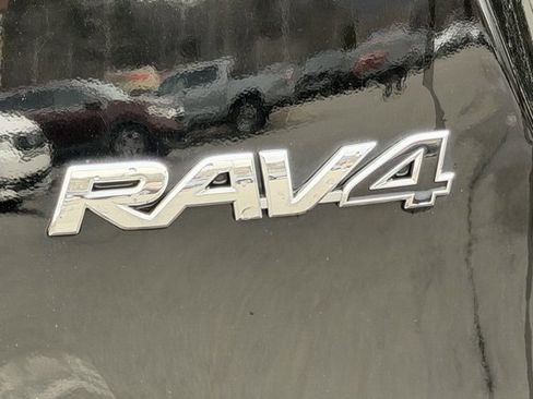 Used 2018 Toyota RAV4 Limited image 12