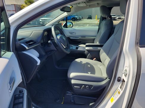 Used 2025 Toyota Sienna XLE FWD image 19