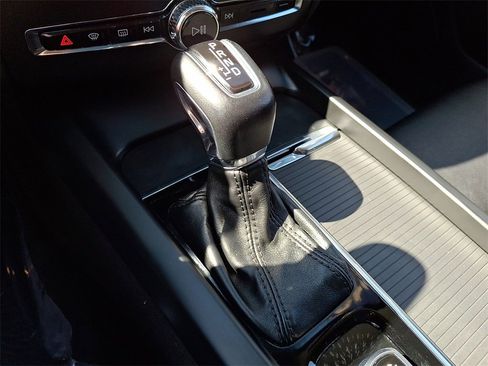 Used 2019 Volvo XC60 T6 Momentum w/ Premium Package image 16