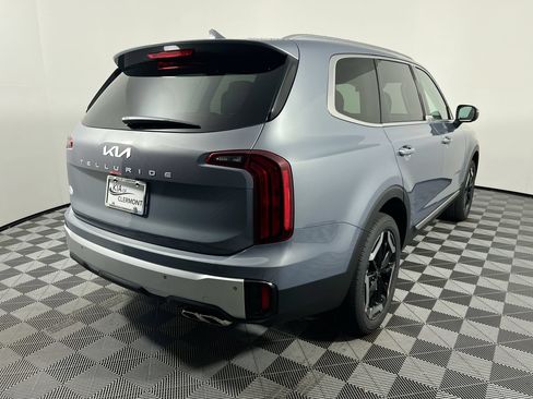 Used 2023 Kia Telluride EX w/ EX Captain's Chair Package FWD image 3