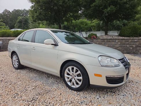 Used 2010 Volkswagen Jetta SE FWD image 1