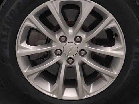 Used 2019 Jeep Cherokee Latitude w/ Popular Appearance Group image 31