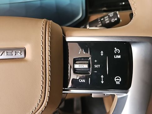 Used 2025 Land Rover Range Rover SE image 24