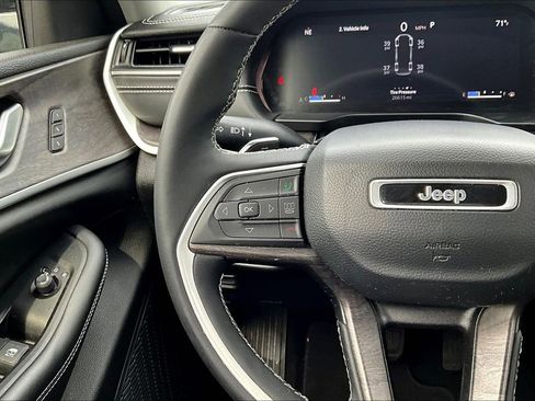 Used 2023 Jeep Grand Cherokee L Limited AWD/4WD image 11