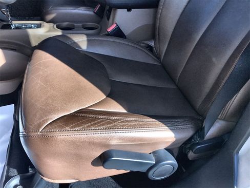 Used 2016 Jeep Wrangler Unlimited Sahara image 12